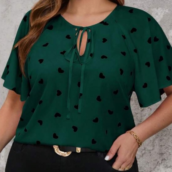Green top with black hearts - Picture 1 of 2